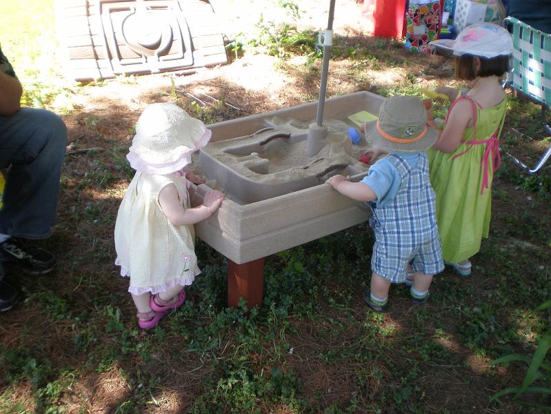 jtotheizzo 109.JPG - Eve, Wyn and Nell at the sand table.
